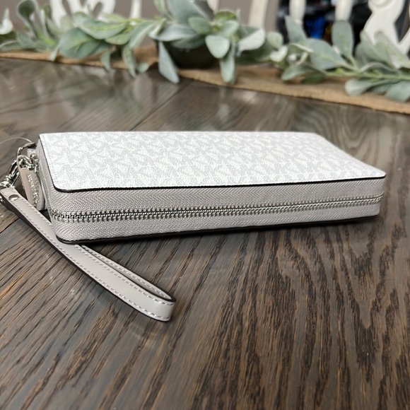 Michael Kors NEW leather jet set large zip around wallet/wristlet - Picture 9 of 10